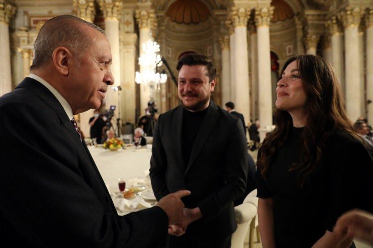 <p><strong>SANATÇILARDAN SİGARAYI BIRAKMALARINI İSTEDİ</strong></p>
<p><strong>HÜLYA AVŞAR:</strong> "Türkiye'nin Cumhurbaşkanının iftar yemeğine gitmek keyif veriyor. Siyasetten, kargaşadan uzak, herkesin birbirine güzel baktığı bir ortamda, senede bir olan bu davette, birbirimize hal hatır sormak daha da bir keyif veriyor"</p>