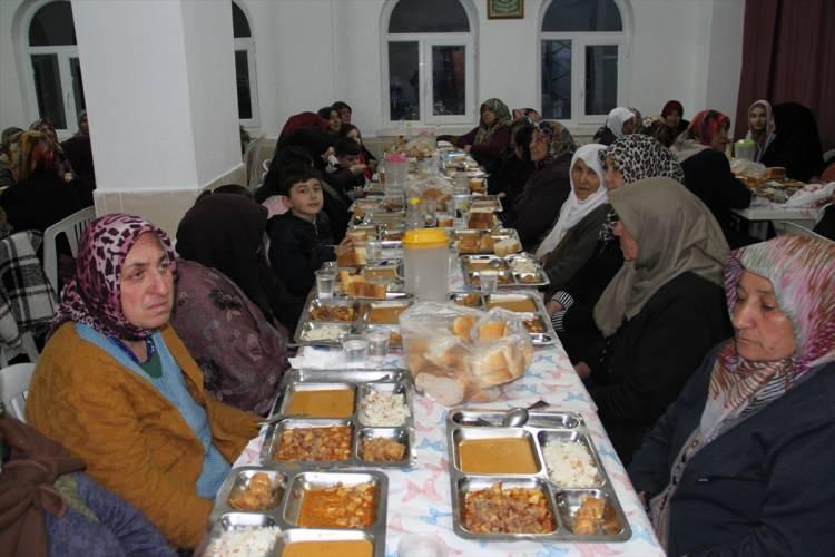 <p>Köylülerin 30 yıl önce bireysel katkılarıyla başlattıkları toplu iftar geleneği, 2018 yılından itibaren merkezi Ankara'da bulunan Yerköy Çamlıbel Köyü Sosyal Yardımlaşma ve Dayanışma Derneği aracılığıyla profesyonel olarak sürdürülüyor.</p>

<p> </p>
