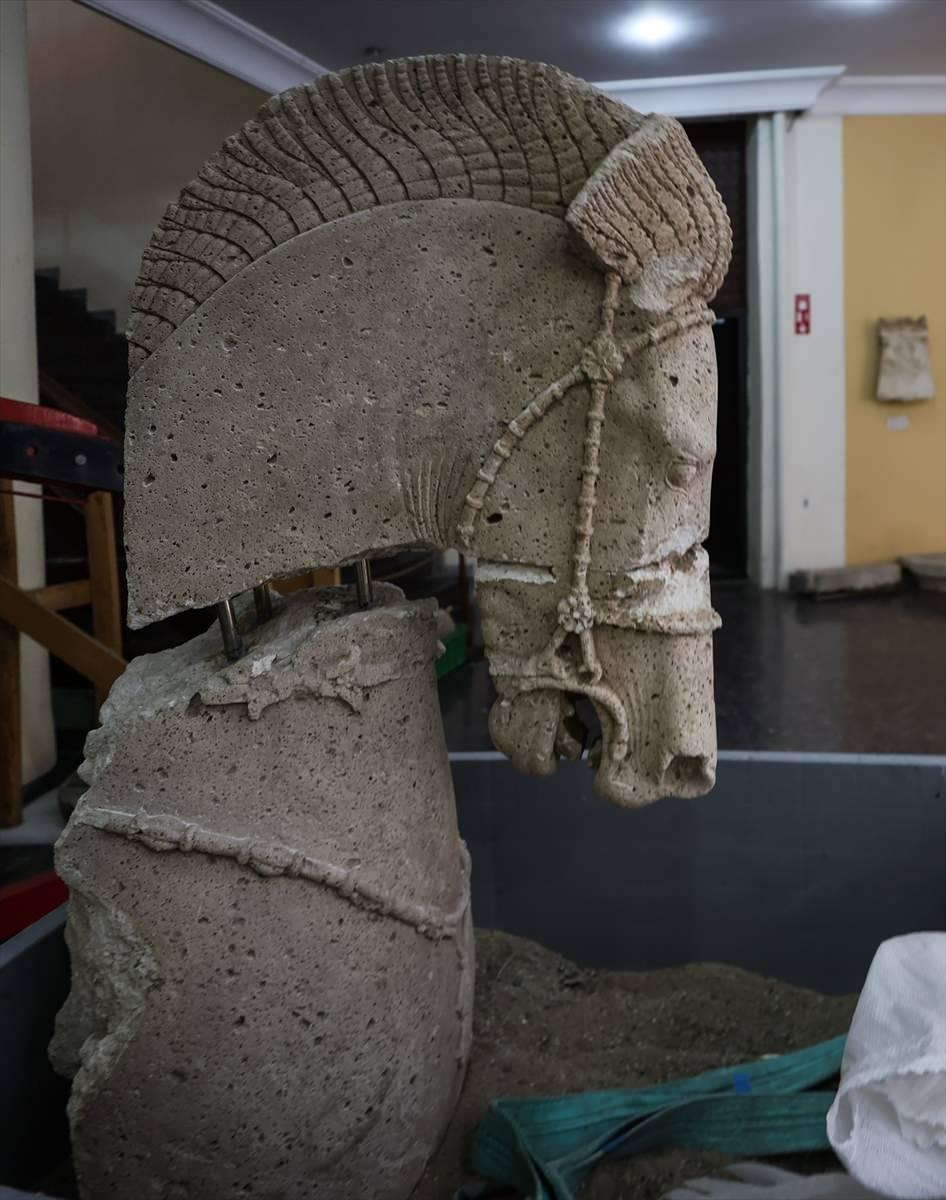 <p>İzmir'in Foça ilçesindeki Phokaia Antik Kenti'nde Athena Tapınağı'nın 2 bin 600 yıllık kalıntıları arasında bulunan 2 at ve 2 griffon büstü, restorasyon çalışmalarının tamamlanmasının ardından bu yıl İzmir Arkeoloji Müzesi'nde sergilenecek.</p>
