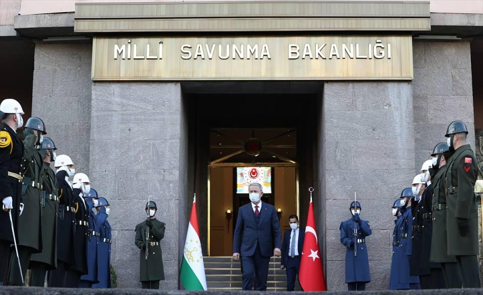 <p>Milli Savunma Bakanı Hulusi Akar, resmi davetlisi olarak Türkiye’de bulunan Tacikistan Savunma Bakanı Orgeneral Sherali Mirzo’yu Milli Savunma Bakanlığında askeri törenle karşıladı.</p>

<p> </p>
