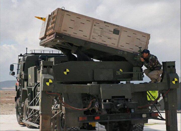 <p>TR-122 SAKARYA ÇNRA'da kullanılan MIZRAK Roketi, 40 kilometre menzile sahiptir. Ancak MIZRAK Roketi'ne güdüm kiti entegre edilmesiyle ortaya çıkan TRG-122 MIZRAK Füzesi ise güdüm kitinin ağırlığı sebebi ile deniz seviyesinde 30 kilometre menzile sahiptir. Her bir ÇNRA aracı, 40 adede kadar MIZRAK Füzesi ateşleyebilmektedir.</p>