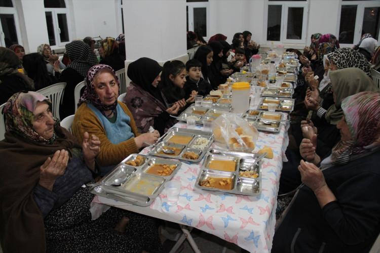 <p><strong>Köy halkından Nuriye İçer ise organizasyondan memnun olduklarını ifade etti.</strong></p>

<p>İçer, evde yemek yapmadıklarını, iftara geldiklerini anlatarak, "Aynı lokantaya gitmiş gibi yemeğimizi yiyoruz, çayımızı içiyoruz. Eşle dostla birlikteyiz, emeği geçenlere teşekkür ederim." ifadelerini kullandı.</p>

<p> </p>
