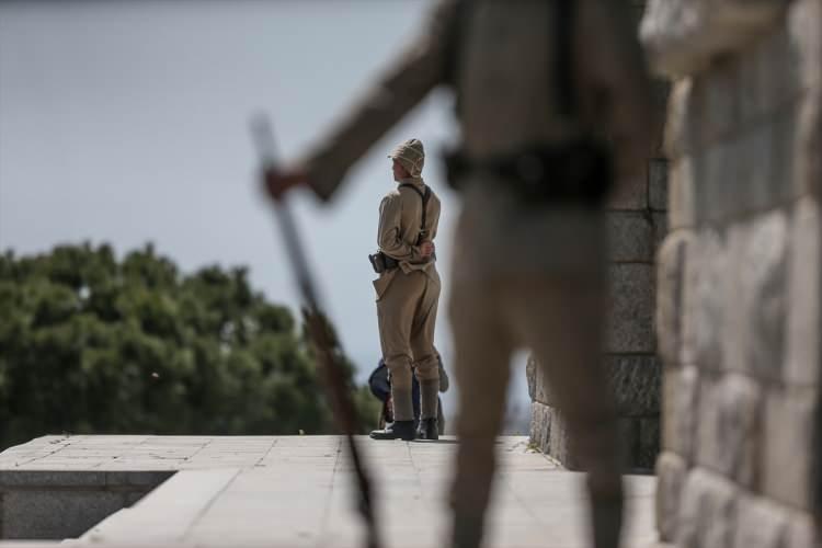 <p>Anma töreninde, Çanakkale Valisi İlhami Aktaş, Kültür ve Turizm Bakan Yardımcısı Ahmet Misbah Demircan, Yeni Zelanda Gaziler Bakanı Meka Whaitiri, 1. Ordu Komutanı Korgeneral Kemal Yeni, AK Parti Çanakkale Milletvekili Jülide İskenderoğlu, Birleşik Krallık Ankara Büyükelçisi Dominick Chilcott, İrlandalı Büyükelçi Sonya McGuinness, Avustralyalı Büyükelçi Miles Armitage, Yeni Zelandalı Büyükelçi Zoe Coulson-Sinclair, Almanya'nın Ankara Büyükelçisi Jurgen Schulz, Kanada'nın Ankara Büyükelçisi Jamal Khokhar, Faslı Ankara Büyükelçisi Mohammed Ali Lazreq ile gazilerin ve yabancı misyon temsilcilerinin katıldığı törende, ayrıca Çanakkale Savaşları'nda şehit veren liselerin öğrencileri yer aldı.</p>

<p> </p>
