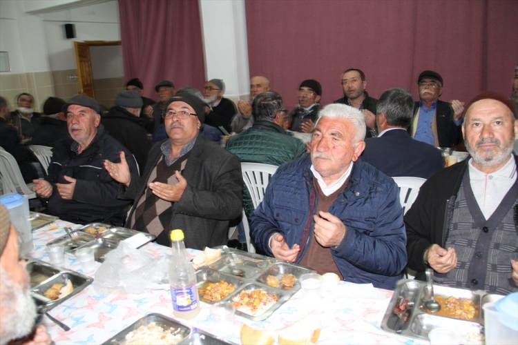 <p>Başkentteki sosyal etkinliklerin yanı sıra köyde de birlikteliği pekiştirmek için iftar organizasyonu yaptıklarını ifade eden Göksel, "Köyümüzün birlik ve beraberliği için elimizden geleni yapacağız. </p>
