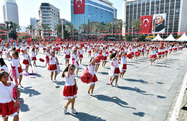 <p><strong><span style="color:#A52A2A">Gazi Mustafa Kemal Atatürk, Büyük Millet Meclisinin açılışı ile birlikte o günü Türk çocuklarına armağan etti. Milli Bayram olarak kutlanmaya başlanan 23 Nisan Ulusal Egemenlik ve Çocuk Bayramı tüm Türkiye'de coşkuyla kutlanırken ünlüler de sosyal bugüne özel sosyal medya hesaplarından paylaşım yaptı. İşte ünlü isimlerin 23 Nisan Ulusal Egemenlik ve Çocuk Bayramı için yaptıkları paylaşımlar...</span></strong></p>

<p> </p>
