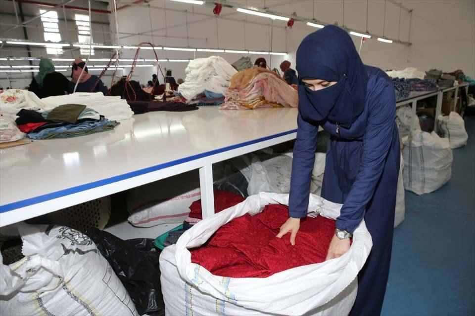 <p>İnsan Hak ve Hürriyetleri (İHH) İnsani Yardım Vakfı, Ramazan Bayramı'nda Suriye'de 100 bin çocuğa bayramlık kıyafet dağıtarak yüzlerini güldürmeyi planlıyor.</p>

