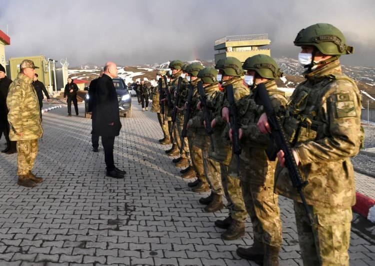 <p>Bölge her alanda kontrol altında tutuluyor<br />
<br />
Bu bölgelerde güveliğin sağlanabilmesi için mayın tarlalarının temizlendiğini, aydınlatma için Ağrı sınırından Hakkari sınırına kadar elektrik çekildiğini dile getiren Soylu, şunları söyledi:</p>

