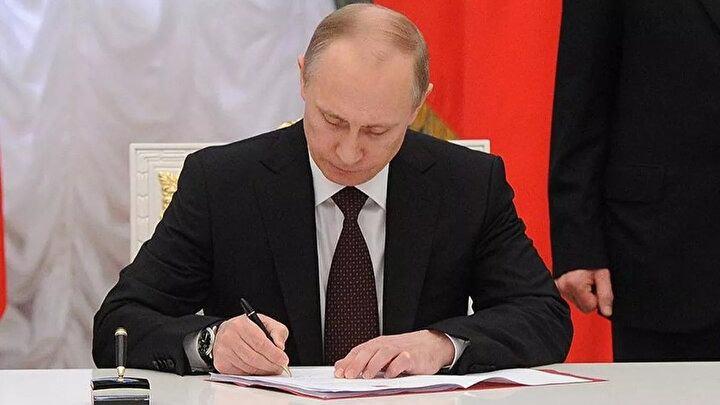 <p>Putin 64. Motorlu Tüfek Tugayı’na 'Muhafız' unvanı verdi.</p>

<p> </p>
