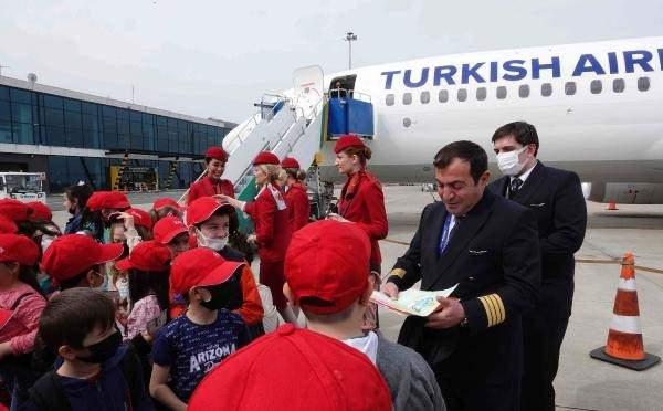 <p>THY Basın Müşavirliği'nden yapılan açıklamada İstanbul'dan havalanan ve Ordu - Giresun Havalimanı'nda çocuklar ile buluşan uçağın 23 Nisan Ulusal Egemenlik ve Çocuk Bayramı'na özel sefer sayısının TK1920 olarak düzenlendiği belirtildi. </p>