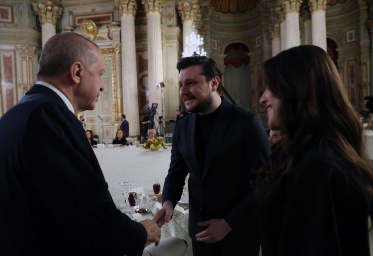 <p><strong>SERKAN ÇAĞRI: </strong>"Cumhurbaşkanımız ve eşi tarafından düzenlenen iftar buluşmasında olmaktan mutluluk duydum. Telif hakları konusunda yapılacak düzenleme ve çalışmaların Cumhurbaşkanımızca ifade edilmesi bizleri oldukça heyecanlandırdı. Gerçekleşmesini dört gözle bekliyoruz."</p>