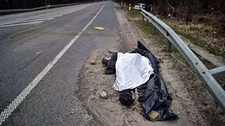 <p>Ukrayna güçleri yollarda bulunan sivil cesetleri toplama çalışmalarını hızlandırırken, yol kenarlarında çok sayıda sivil ceset bulunuyor.</p>
<p> </p>