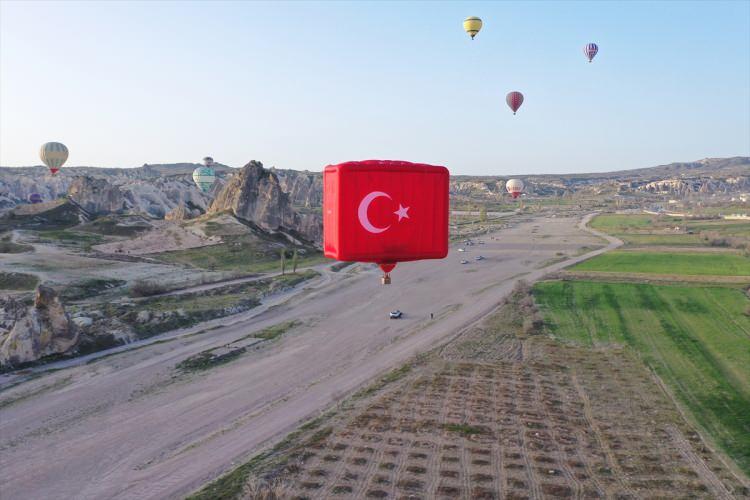 <p>Balon üreticisi Halis Aydoğan kendi firmasında üretilen yerli balonun pilotluğunu da kendisi yaptı. </p>
