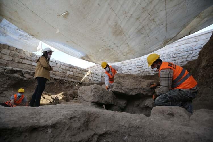<p><strong>"Tünelden farklı mekanlara geçiş sağladık, 49 oda bulundu"</strong></p>
<p>Mardin Müze Müdürü ve Kazı Başkanı Gani Tarkan da ilçenin tarihi Estel bölgesinde Midyat Belediyesince tarihi sokak ve evlerde yürütülen çalışmalar kapsamına bir mağara tespit edildiğini anımsattı.</p>