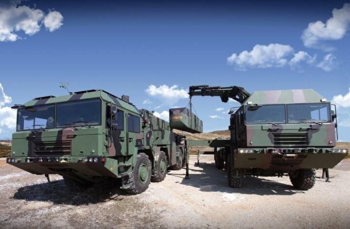 <p>Füze, Roketsan üretimi BORA Silah Sistemi’ne ait 8x8 Taktik Tekerlekli Araç ve Roketsan Çok Namlulu Roket Atar Silah Sistemi üzerinden atılmaktadır. Kullanıcı ihtiyaçları doğrultusunda entegrasyon için uygun arayüze sahip diğer Taktik Tekerlekli Araç platformlarından da fırlatılabilmektedir.</p>