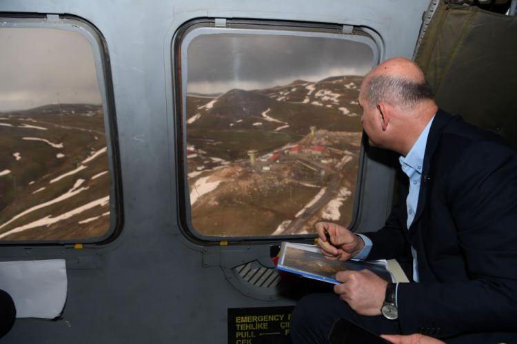 <p>- "Sadece doğu sınırımızda 250 optik kulemiz var"</p>

<p>Bu çalışmaların yanı sıra üretilen duvarların monte edildiğini, güvenlik güçlerinin de bölgede gerekli önlemleri aldığını anlatan Soylu, "Zaman zaman buranın eksi 40 dereceye düştüğünü ifade etmem gerekir. Birileri için bir şey ifade ediyorsa." dedi.</p>

<p>Ağrı'dan Hakkari sınırına, Hakkari sınırında Irak sınırındaki Hezil Çayı'na, Hezil Çayı'ndan da Suriye sınırında duvarların başlayacağı bölgeye kadar bütün bölgenin aydınlatılması için elektrik idaresiyle TEDAŞ'la entegre edilerek çok zor şartlarda elektrik getirildiğini vurgulayan Soylu, şöyle devam etti:</p>
