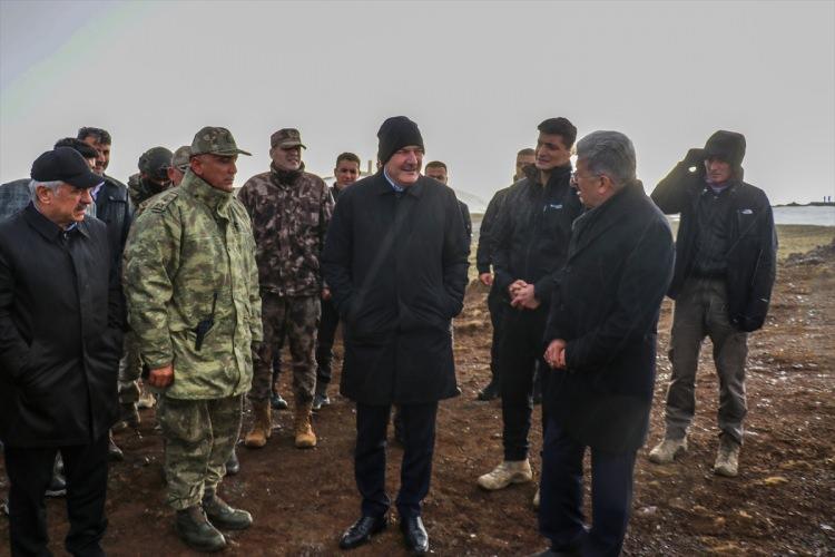 <p>Toplam 1028 kilometre duvar şu ana kadar yapılmıştır"<br />
<br />
İçişleri Bakanı Soylu, Van-İran sınırında yaklaşık bir ay önce 5-6 metre karın altında kalan ve her türlü çalışmanın neredeyse imkansız hala geldiği bir alanda güvenlik duvarının inşa edildiğini kaydetti.<br />
<br />
Şu ana kadar 26 mayın tarlasının temizlenmekte olduğunu dile getiren Soylu, şöyle dedi:<br />
<br />
"Bugüne kadar özellikle Ağrı, Iğdır sınırı ve içine bulunduğumuz Çaldıran sektörü dahil 191 kilometre duvar yapılmıştır. 837 kilometre duvar da Suriye sınırında gerçekleştirilmiştir. Toplam 1028 kilometre duvar şu ana kadar yapılmıştır. Bir duvarın yapılması için neler lazım Bunu yine CHP'nin 14. katından anlayabilmek isteyenlere ifade etmek istiyorum. Şu anda şu sektörde 26 mayın tarlası temizlenmektedir. Mayın tarlasını temizleyenler jandarmanın mayın bölüğüdür bunu akredite edenler de Milli Savunma Bakanlığının MAFAM adlı bu konudaki birliğidir. Ondan sonra burada güvenlik yolu açılır. Bu yapılırken burada güvenlik önlemi alınır. Çünkü karşı taraftan ve terör örgütünün her noktadan taciz edebilme kabiliyetine karşı burada sınır birliklerimiz aynı zamanda Polis Özel Harekat (PÖH) ve jandarmamız sınır güvenlik yollarının rahatlıkla yapılabilmesi için burada tedbir alırlar."</p>
