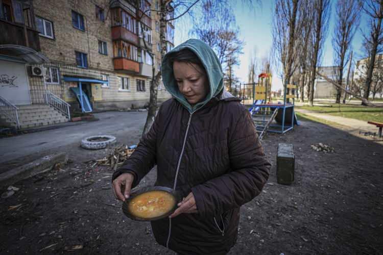 <p>Kent sakini Anatoli, hasar gören ama yaşamak için kullanılabilecek durumdaki bir apartmanda kaldığını, evin önünde her gün komşularla sıcak yemek ve çay hazırladıklarını söyledi.</p>

