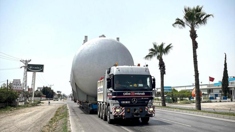 <p>Burada çekiciye alınan reaktörün, Adana`daki SASA Polyester Sanayi AŞ`nin sahasına götürülmesi için yolculuğu başladı.</p>
