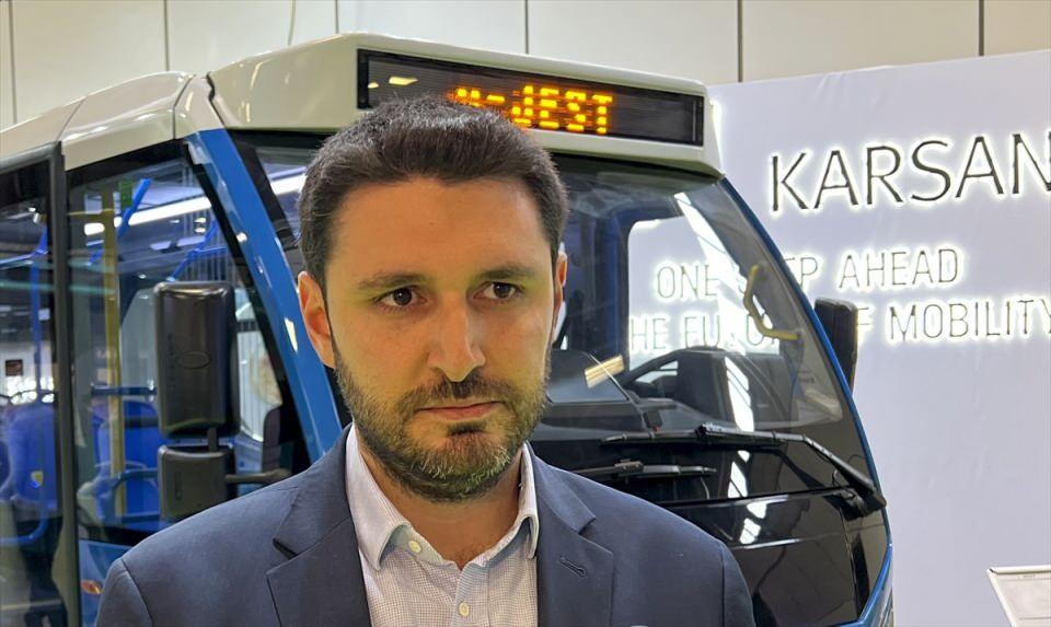 <p><strong>"Türkiye Avrupa'nın otobüs üretim üssü"</strong></p>

<p>Karsan İhracat Grup Müdürü Çağdaş Adıyeke de salgının başlangıcından bu yana ilk kez Avrupa’da bir fuara katıldıklarını belirtti.</p>

<p>Karsan’ı teknolojik olarak 55 yıllık tecrübesi olan bir startup şirketi olarak tanımladıklarını belirten Adıyeke, "Bu bağlamda fuara tamamen elektrikli araçlarımızı getirdik ve onları Almanya pazarı için sergiliyoruz." dedi.</p>

<p> </p>
