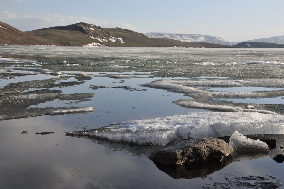 <p>Ege’de, Akdeniz’de herkes denize girerken, gölün açılmasını bekliyoruz. Kars’a bağlı Aygır Gölü’nün açılmasını bekliyoruz, buzu kırarak gidemiyoruz” dedi.</p>
