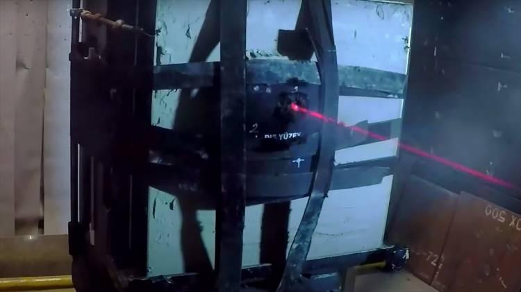 <p>Bor karbür, silisyum karbür ve alumina seramiklerle ileri balistik zırhlı çözümleri üretebilen dünyadaki birkaç firmadan biri olan Nurol Teknoloji, ortaya koyduğu ürünlerle güvenlik güçlerinin olası en yüksek tehdide karşı korunmalarını ve operasyon alanlarında avantaj sağlamasını amaçlıyor.</p>
<p> </p>
