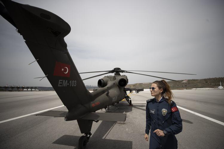 <p>Görevini polis üniformasıyla ifa ettiği için sorumluluklarının üst düzeyde olduğunu anlatan Karabulut, "Devlet görevlisi olduğumuz için zorlu operasyonlarda görevlerimize devam ediyoruz ve 7/24 Türk polisini göklerde temsil ederek her zaman görevimizin başındayız." dedi.</p>

<p>Tüm pilotların 26 Nisan Dünya Pilotlar Günü'nü kutlayan ve çok çalışarak bu noktaya geldiğini ifade eden Karabulut, pilot olmak isteyen gençlere de şöyle seslendi:</p>
