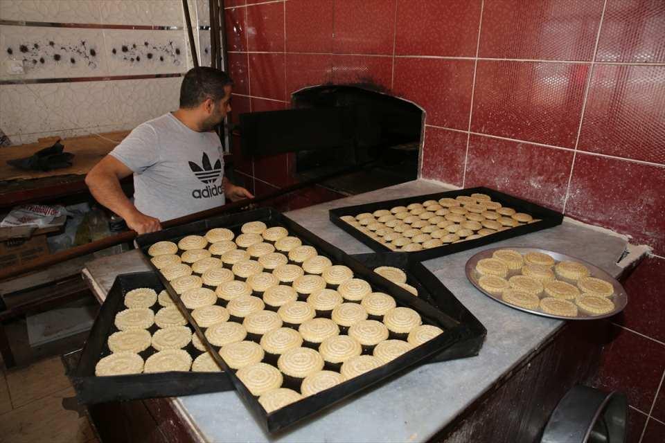 <p>Bu yıl da Ramazan Bayramı'nın yaklaşmasıyla evlerde kömbe telaşının başladığını aktaran Barutçu, her gün bir evde toplanarak imece usulüyle bu lezzeti yaptıklarını belirtti.</p>

<p> </p>
