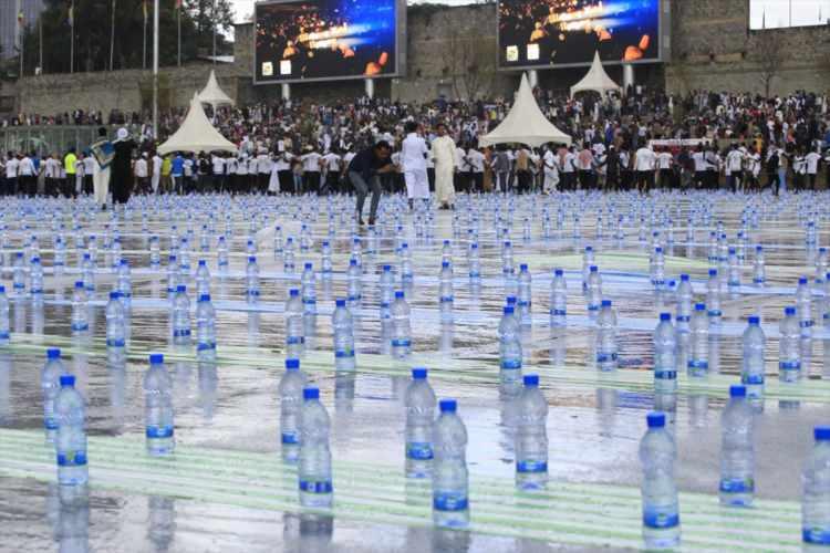 <p>Etiyopya'da yaklaşık 500 bin Müslüman, başkent Addis Ababa'nın caddelerinde ortak iftar yaptı. İftara, Müslüman liderler ve hükümet yetkililerinin yanı sıra yabancı ülkelerden misafirler de katıldı.</p>
