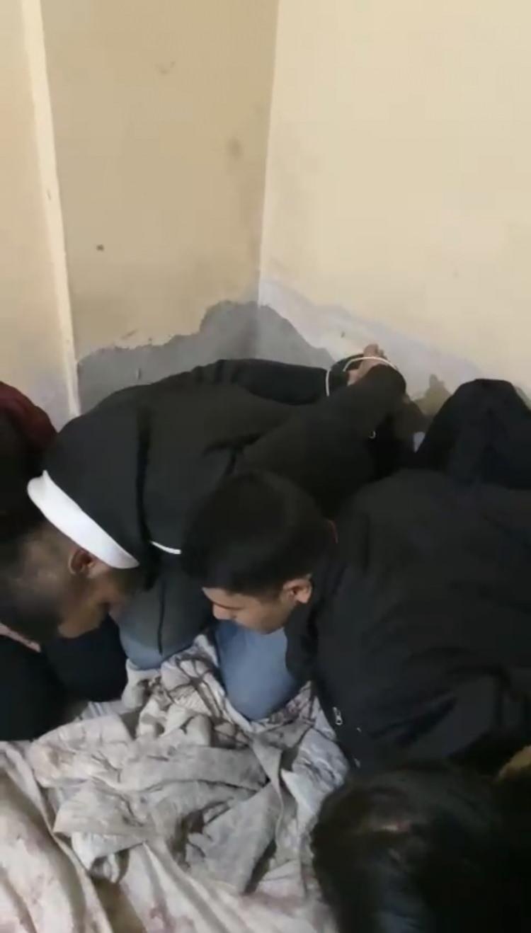 <p> Bir süre sonra buluşma yerine gelen Pakistanlı Ali H. ve Muhammed Ş., fidyeyi alacağı esnada Beyoğlu Asayiş Büro Amirliği ekipleri tarafından kıskıvrak yakalandı. </p>