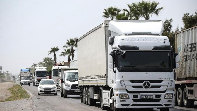<p>Polis ekiplerinin önlemler aldığı, araç trafiğinin bazı bölgelerde kontrollü geçildiği yol güzergahında, zaman zaman uzun kuyruklar oluşuyor.</p>