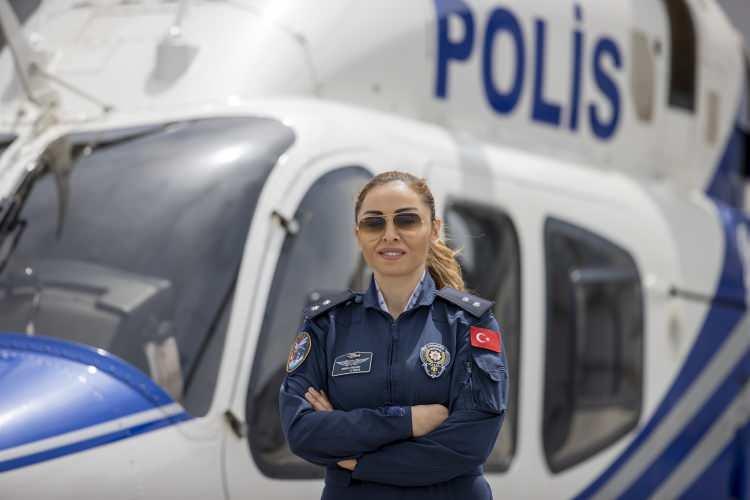 <p>Karabulut, bu başarısıyla Türkiye'nin ilk kadın taarruz helikopter pilotu olarak tarihe geçti.</p>

<p>Pilotaj eğitiminin ardından Bell 429 ve Atak helikopterlerinin intibak eğitimlerini de başarıyla tamamladığını belirten Karabulut, dünya üzerinde ilk kez bir polis teşkilatının, görev konseptini değiştirerek taarruz helikopterini envanterine kattığına dikkati çekti.</p>
