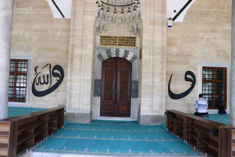<p>Rüstem Paşa başta olmak üzere Ayaspaşa gibi, Gazi Ömer Bey gibi camiler Osmanlı'nın yükselme döneminde yapılan ve Mimar Sinan'ın izini taşıyan camilerdir." dedi.</p>

<p> </p>
