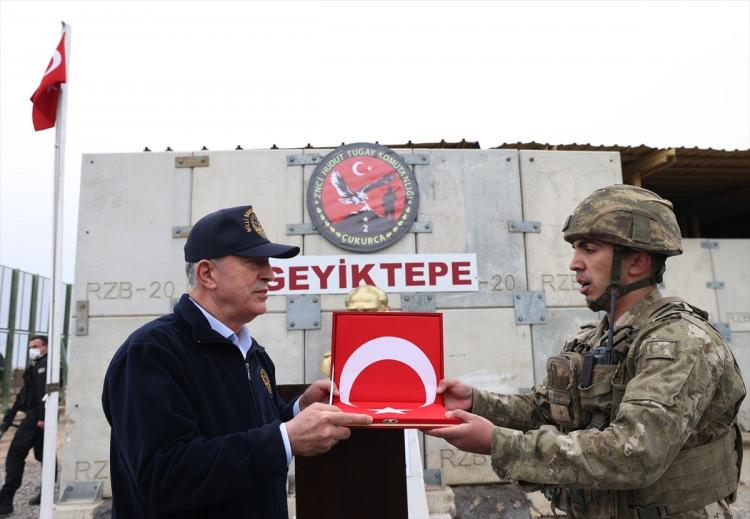 <p>Pençe Kilit Operasyonu'nun gerçekleştirildiği, Zap'a 10 kilometre mesafedeki Taktik Komuta Yeri'nde, sahadaki son duruma ilişkin brifing alan Akar, operasyona katılan birliklerin komutanları ile video konferans görüşmesi gerçekleştirdi.</p>

<p> </p>
