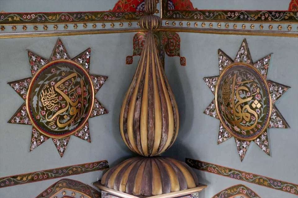 <p><strong>- "Avizesi de zamanının hususiyetlerini aktaran bir şaheserdir"</strong></p>

<p>Mihrabın bir metre genişliğinde dalgalı yaprak uçlarını andıran kompozisyonla kelimelerle ifade edilemeyecek güzellikte motiflerle süslendiğine işaret eden Demirtaş, "Minber de çok orijinal süslenmiş. Kubbeye bağlı olan avize de zamanının hususiyetlerini aktaran bir şaheserdir.</p>

