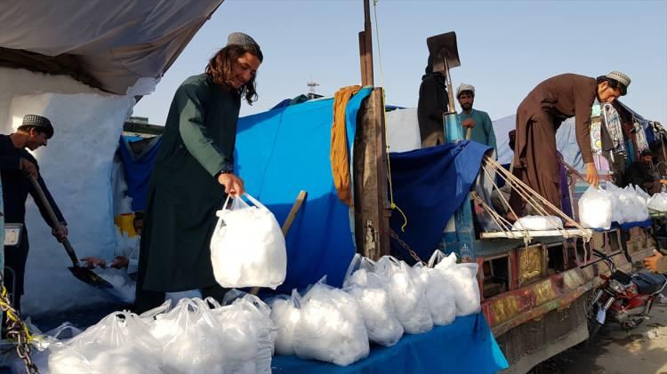 <p>Kentin tüm bölgelerinde elektriğin olmamasına rağmen vatandaşlar, soğuk suya erişmek ve soğutucu olarak kullanmak üzere yaz aylarında kar kullanıyor.</p>