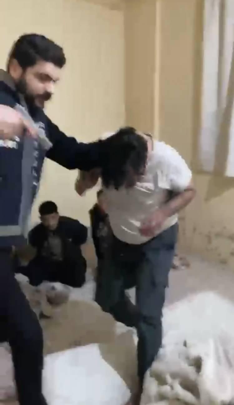 <p>Taksim Meydanı’nda dolaşan 2’si kadın 4 Nepal uyruklu şahıs, Pakistan uyruklu 6 gaspçı tarafından satır zoruyla kaçırıldı. Rehin tutuldukları evde 3 boyunca işkence gören Nepallilerin görüntülerini yakınlarına atan gaspçılar, 10 bin avro fidye istedi. </p>