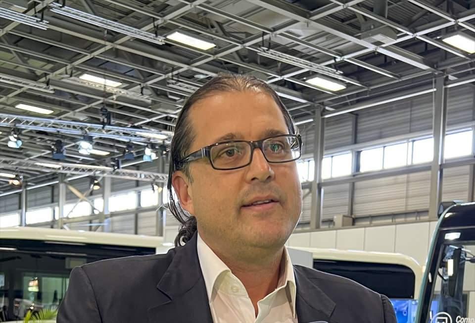 <p><strong>"Otobüs üretimi ve ihracatı Türkiye’de her yıl yükselen trende sahip"</strong></p>
<p>Anadolu Isuzu Uluslararası Satış Müdürü Murat Dedeoğlu da elektrikli, hidrojenli ve otonom araçlara yoğun bir ilgi olduğunu söyledi.</p>
<p>Fuarda tam elektrikli NovoCITI Volt araçlarını tanıttıklarını anlatan Dedeoğlu, bu araçlardan Fransa’da satıldığını ve Almanya’ya da satmayı hedeflediklerini aktardı.</p>