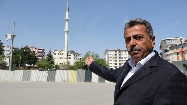 <p>Yapılan itirazı değerlen Tokat İdari Mahkemesi imar düzenlemesini iptal etti. Bu karar üzerine caminin bulunduğu arsanın Milli Emlak’a ait başka bir arazi ile trampa olarak bilinen takas anlaşması yapıldı. 2 yıllık çalışma sonucunda ise trampa kararı Çevre Şehircilik Bakanlığı tarafından uygun bulunmadı. Kılıç, yasal olarak başka bir seçeneği kalmaması üzerine caminin bulunduğu arsasında tarım işine girmeye karar verdi. Arsasının etrafını bariyerlere kapatan Kılıç, caminin, kadastro sınırları içinde kalan her iki giriş kapısını da Ramazan Bayramı sonrasında kapatmaya karar verdi.</p>