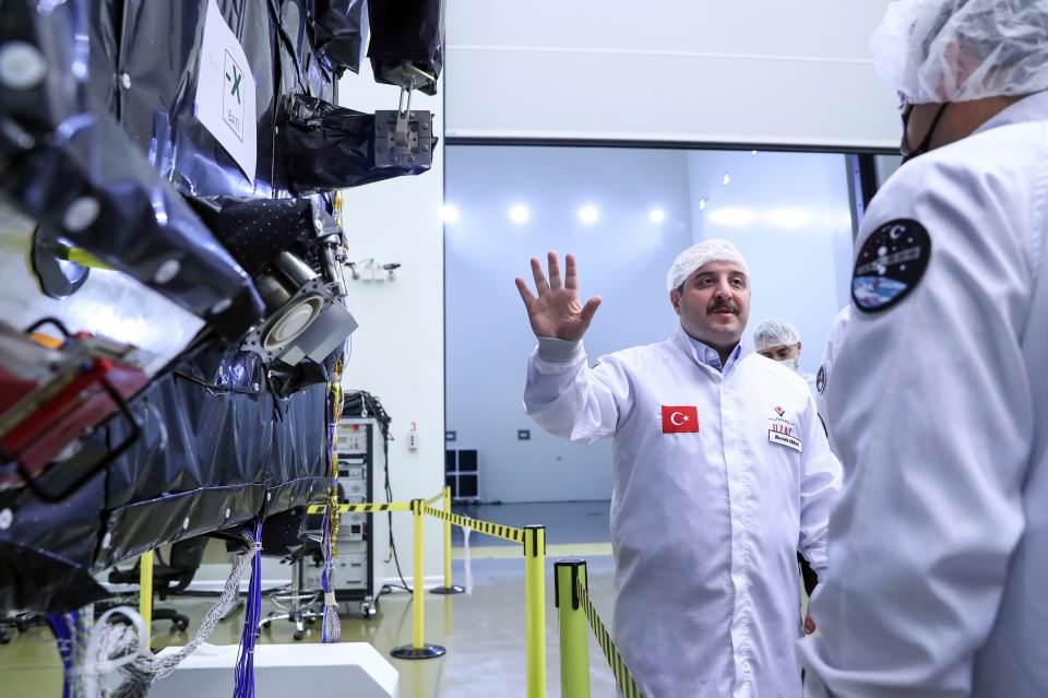 <p><strong>Yıldızizler ve tepki tekeri</strong><br />
<br />
Varank, TURKSAT 6A’da kullanılacak yerli ve milli komponentleri de tek tek inceledi. Yıldızizlerin yıldızlara bakarak uzayda yön bulduğu, Dünya’nın nerede olduğunu anladığı kaydedilirken tepki tekerinin uydunun açısal momentumunu koruyarak istenen yöne bakmasını, yönünü değiştirmesini sağladığı belirtildi.</p>