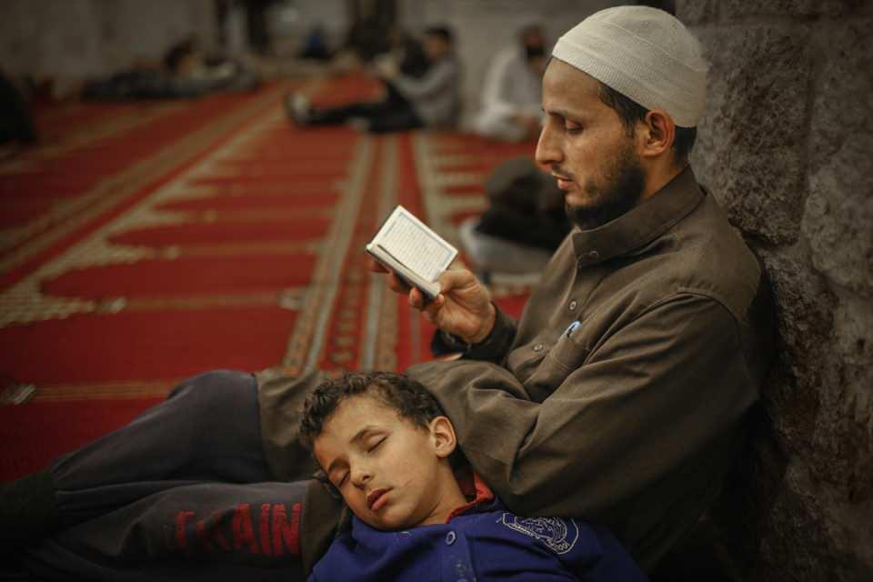<p>Suriyeli Müslümanlar "itikaf" ibadetlerini yerine getirmek için Suriye'nin İdlib kentindeki Büyük Cami'de toplandı. </p>
<p> </p>