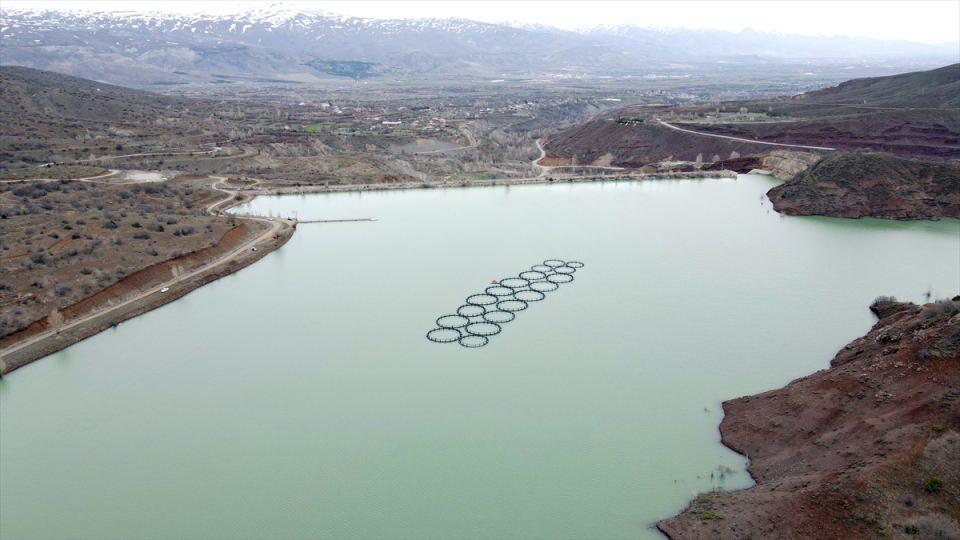 <p>Mesut Aksaray, Erzincan Göyne Barajı'nın 5 bin 65 hektar tarımsal sulama alanına sahip olduğunu anlatarak, şunları söyledi:</p>

<p>"Barajımızdaki suyla her yıl 3 bin 200 hektar tarımsal alanı sulamaktayız. Tabi çiftçilerimiz salma sulamaya ağırlık verdiklerinde su kaynaklarımızda ciddi krizler yaşanmaktadır. </p>
