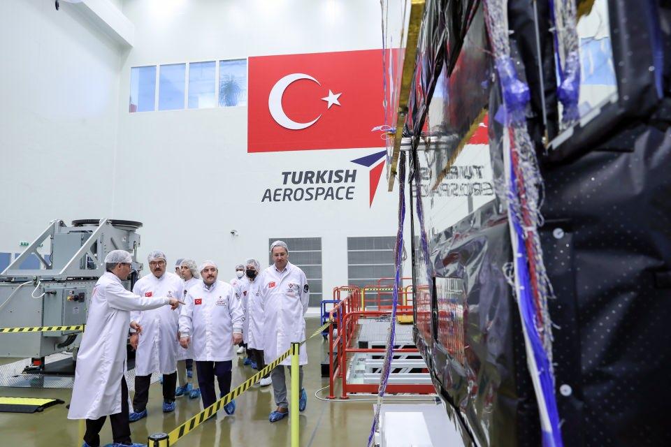 <p><strong>“Yetişmiş insan kaynağı" vurgusu</strong><br />
<br />
Varank, “Ülkede sıkıntılar var uzay çalışması yapılacak zaman mı” eleştirileriyle muhatap olduklarını aktararak “Ben onlara şu cevabı veriyorum. O kadar yetişmiş insan kaynağımız var. Biz onlara sadece yurt dışına gitme alternatifi mi sunacağız veya alanı dışında çalışma alternatifi mi sunacağız? Şimdiye kadar uydularımız olmuş ama tamamını yurt dışından satın almışız. Bu geliştirdiğimiz uydularla hem katma değeri burada bırakmış oluyoruz hem de bu kabiliyetini kazanmış oluyoruz” dedi.</p>