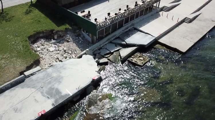 <p>Beylikdüzü Gürpınar Sahili yürüyüş yolunda çökme meydana geldi. Sahilde vatandaşların yürüyüş yapıp, oturduğu beton yol önceki akşam denize çöktü. </p>
