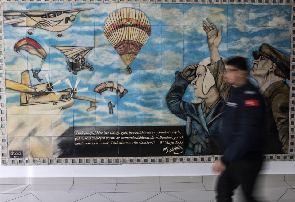<p><em><strong>Türk sivil havacılığının bu arazide başladığını anlatan Hayatoğlu, şöyle devam etti:</strong></em></p>

<p>"Atatürk'ün engin vizyonu ve misyonuyla kurulmuş bir havacılık tesisidir, Türkkuşu ve Türk Hava Kurumu. Arkamda gördüğünüz uçaklarla Türk Hava Kurumu uçuş akademisi, pilotaj eğitimine tüm hızıyla devam etmektedir. 25 uçak filomuz mevcuttur. </p>
