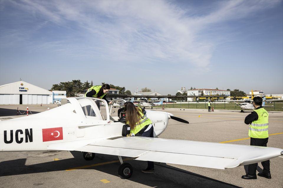 <p> Türk Hava Kurumu Üniversitesinin yabancı kontenjanı da bulunuyor. Yabancı öğrencilerimizi de şu an aktif olarak uçuruyoruz. Aynı zamanda yine yurt dışından harici olarak pilotluk lisansı almak isteyen arkadaşlar, Türk Hava Kurumu Uçuş Akademisi'nde eğitimlerine devam ediyorlar. </p>
