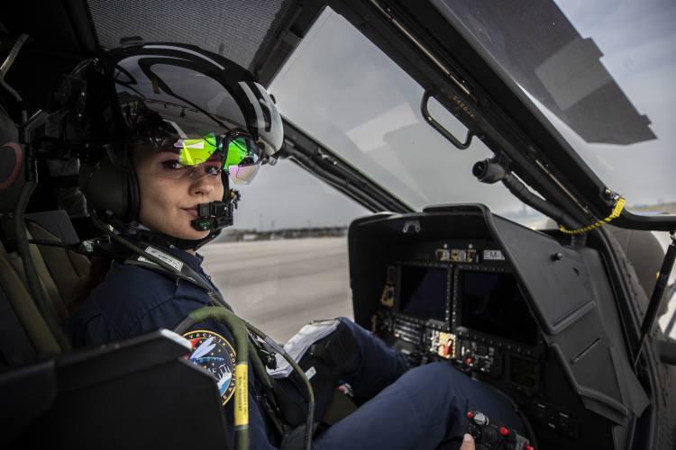 <p>- Hemcinslerinin gözünü gökyüzüne çevirdiler</p>

<p> </p>

<p>Birçok kadına yol gösterip cesaretlendiren başarılı kadın pilotlardan Pilot Komiser Ebru Melek, AA muhabirine yaptığı açıklamada, komiser yardımcısı olarak başladığı mesleğinin çocukluk hayali olduğunu anlattı.</p>
