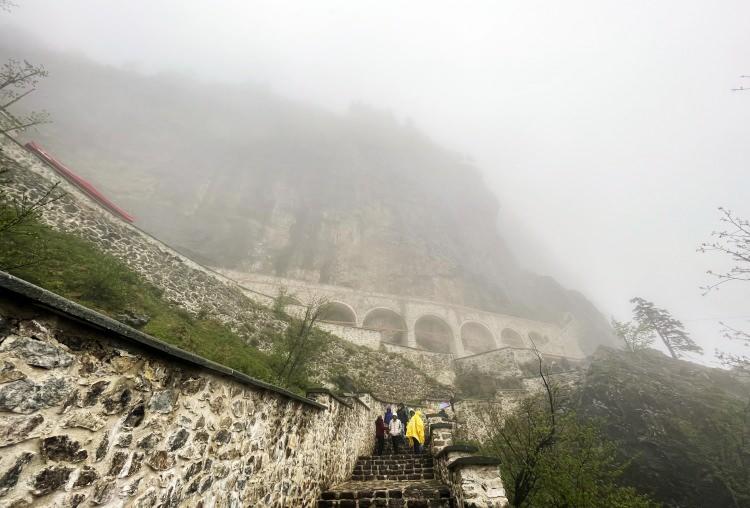 <p>Tarihi manastırdaki restorasyon çalışmaları kapsamında, tehlike oluşturan büyük boyutlu kaya parçaları, çelik halatlarla sabitlenirken kaya tutucu bariyerler inşa edildi.</p>

<p> </p>
