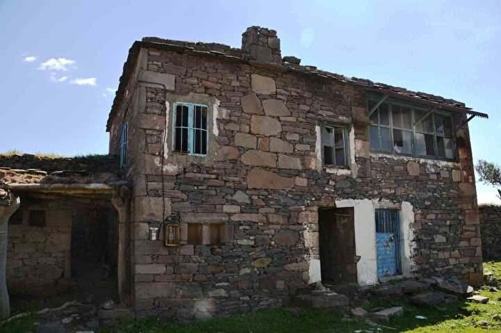 <p>“Korku filminin köyü tanıtacak bir yönü yok” diyen Erkeçli, “Evlere işaretler yapıp, karanlık yerlerde film çekmişler. </p>