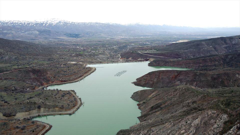 <p>Kaynaklarımızı basınçlı sistemler ile değerlendirmemiz gerekir. Sulama sistemleri için gerek kırsal kalkınmadan alınan yüzde 50 hibe desteği, gerekse Ziraat Bankasından alınan sıfır faizli kredilerle çiftçilerimize gerekli destekler sağlanmaktadır."</p>

<p> </p>
