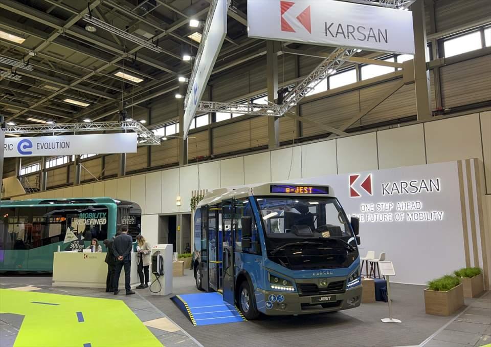 <p>Fuara kardeş SKODA şirketiyle katıldıklarını kaydeden Doğancıoğlu, 9 ve 12 metrelik elektrikli araçlarını fuarda öncelikle Alman pazarından yetkililere tanıttıklarını ifade etti ve "Küresel ısınmanın tetiklediği sürdürebilirlik ekonomisi içinde biz de elektrikli araçlarımızla şehir içinde öncü olmaya gayret ediyoruz." dedi.</p>
